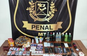 Homem é flagrado jogando celulares para dentro de cadeia feminina em MT