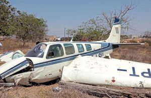 Avião com grávida a bordo cai em pista de aeródromo