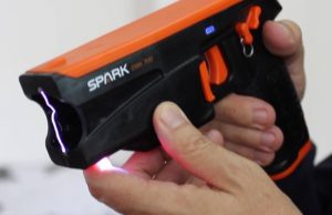 Projeto apresentado na ALMT autoriza mulheres a portar armas de eletrochoque