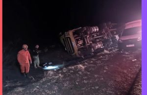 Motorista dorme ao volante e carreta com carga de ovos tomba em rodovia de MT