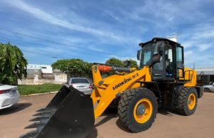 Parceria com Estado garante nova pá carregadeira para produtores de Colíder