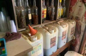 Homem é preso após Polícia encontrar destilaria clandestina dentro de bar em cidade de Mato Grosso