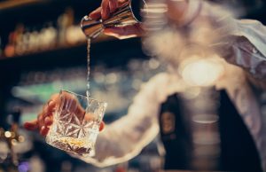 BEBIDA BATIZADA: bebidas adulteradas que resultam em mortes e intoxicações pode levar à prisão donos de bares, adegas e outros estabelecimentos por homicídio, diz criminalista