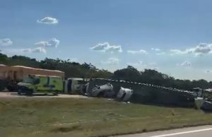 VÍDEO: Carreta cegonha tomba na BR-364 em MT