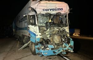 Colisão entre três carretas mata motorista, de 37 anos, preso às ferragens