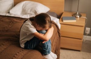 Criança de 09 anos foge de casa e pede socorro em hotel após ser agredida pela mãe e padrasto