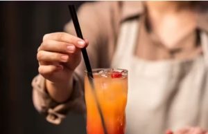 Metanol: estudantes criam canudo que muda de cor se a bebida for adulterada