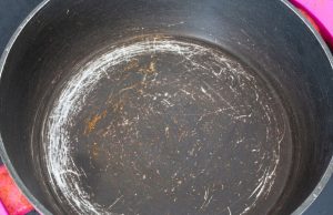 Panelas antiaderentes são perigosas? Entenda os possíveis problemas causados pelo teflon