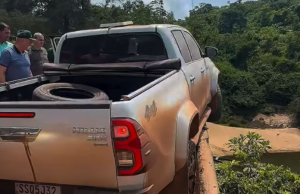 SUSTO NO NORTÃO DE MT: durante estradeiro caminhonete da comitiva do vice-governador quase cai de ponte