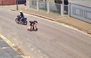 VIDEO. Homem é preso em flagrante após tentar sequestrar adolescente perto de escola; jovem pulou da moto