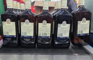 VÍTIMAS INTERNADAS: 30 garrafas de uísque com suspeita de adulteração com metanol foram apreendidas em supermercado