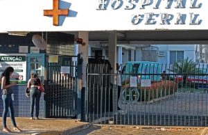 Mulher dá à luz feto natimorto em casa e chega ao hospital com corpo dentro de mochila