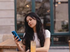 Estudos mostram que checar o celular o tempo todo prejudica o cérebro e aumenta a dificuldade de concentração