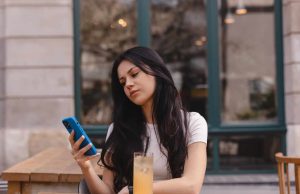 Estudos mostram que checar o celular o tempo todo prejudica o cérebro e aumenta a dificuldade de concentração