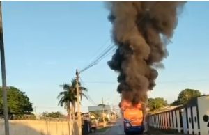 Ônibus pega fogo e passageiros conseguem escapar a tempo; Vídeo