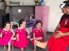 Pai de trigêmeas põe vestido para ensinar boas maneiras às filhas. Vídeo