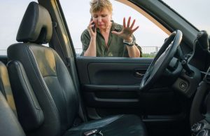Trancou o carro com a chave dentro? Saiba o que fazer