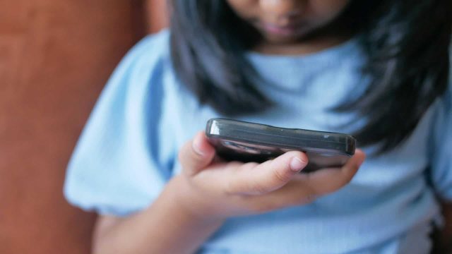 Destaque-Crianca-usando-celular-1920x1080