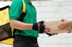 O entregador pode tirar fotos minhas durante entrega da encomenda? Entenda seus direitos de privacidade
