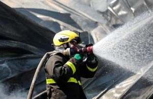 Carro de funerária pega fogo com corpo de mulher dentro na BR/163