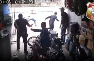 Bandidos se passam por clientes e matam mecânico a tiros em suposto assalto. VÍDEO