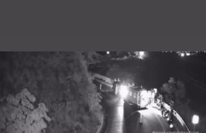 Bombeiros impedem mulher de se jogar no Portão do Inferno na noite de ontem(06).VÍDEO