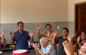 VÍDEO: brasileira completa 120 anos e comemora pulando e batendo palma