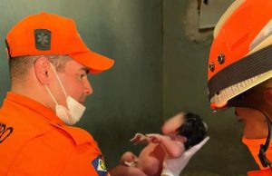 Bombeiros militares são chamados para atendimento a mulher em trabalho de parto em residência