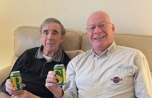 Homem viaja 22 mil km para tomar a última cerveja com seu amigo com câncer em estágio terminal