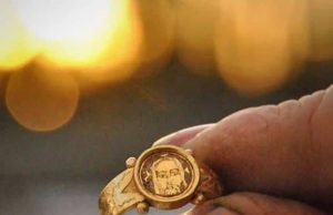 Perdido há 600 anos anel de ouro com imagem de Jesus é encontrado por arqueólogos
