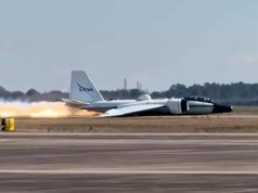 VÍDEO: avião da NASA aterrissa sem trem de pouso e gera chamas na pista