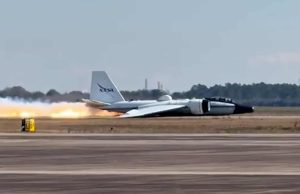 VÍDEO: avião da NASA aterrissa sem trem de pouso e gera chamas na pista