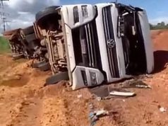 Caminhão frigorífico tomba após acidente provocado por ultrapassagem na BR-163 entre Itaúba e Sinop