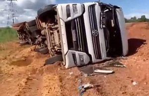 Caminhão frigorífico tomba após acidente provocado por ultrapassagem na BR-163 entre Itaúba e Sinop