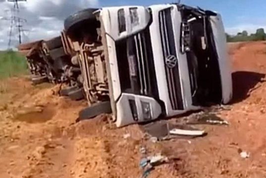 Caminhão frigorífico tomba após acidente provocado por ultrapassagem na BR-163 entre Itaúba e Sinop