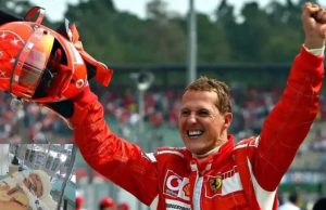 Michael Schumacher não está mais na cama e assiste F1 na TV, revela jornal inglês