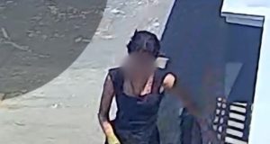 Mãe denuncia furto de bicicleta usada por filho para trabalhar em dois turnos em Colíder; câmera flagra quando mulher sai empurrando