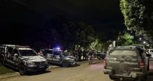 Quatro morrem em confronto durante ação em que PM estoura ‘escritório do crime’; pistolas, fuzis e drogas apreendidas