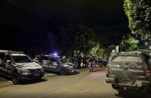Quatro morrem em confronto durante ação em que PM estoura ‘escritório do crime’; pistolas, fuzis e drogas apreendidas