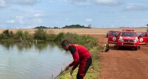 Bombeiros militares localizam corpo de homem que se afogou em represa de fazenda