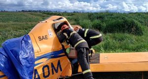 Corpo de piloto é retirado pelos bombeiros na tarde de ontem(11) após queda de aeronave
