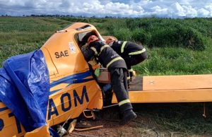 Corpo de piloto é retirado pelos bombeiros na tarde de ontem(11) após queda de aeronave