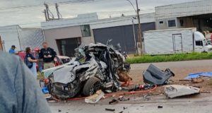 Três ficam feridos em acidente entre carro e caminhões na BR-163 na manhã desta quinta-feira(05)