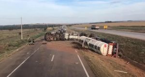 CARGA PERIGOSA: carreta tomba na BR-163 e interdita totalmente rodovia em MT
