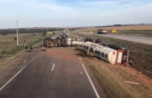 CARGA PERIGOSA: carreta tomba na BR-163 e interdita totalmente rodovia em MT