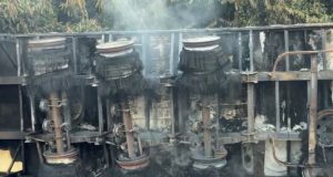 Carreta que seguia em direção a Colíder carregada com carne pega fogo e interdita BR-163 na tarde deste sábado(21)