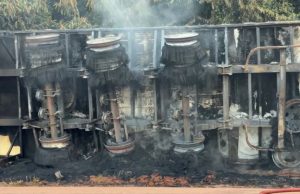 Carreta que seguia em direção a Colíder carregada com carne pega fogo e interdita BR-163 na tarde deste sábado(21)