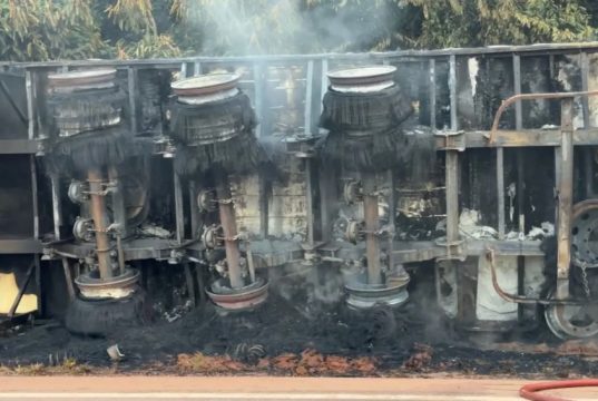 Carreta que seguia em direção a Colíder carregada com carne pega fogo e interdita BR-163 na tarde deste sábado(21)