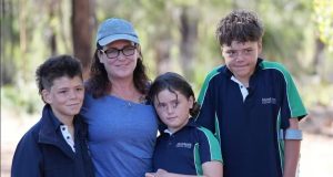 HERÓI MERECIDAMENTE: adolescente de 13 anos nada 4 horas em alto-mar e salva família à deriva