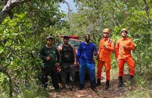 Três trilheiros perdidos em morro são resgatados pelos bombeiros na tarde de ontem(17)